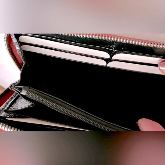 Gucci Authentic Marmot Diagonal Quilted. Leather Zip Around Wallet - Picture 11 of 11